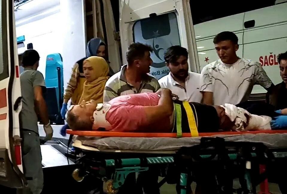 Hafif ticari araç ile motosiklet çarpıştı: 1’i ağır 2 yaralı HAFİF TİCARİ ARAÇ İLE MOTOSİKLET ÇARPIŞTI; 1'İ AĞIR 2 YARALI