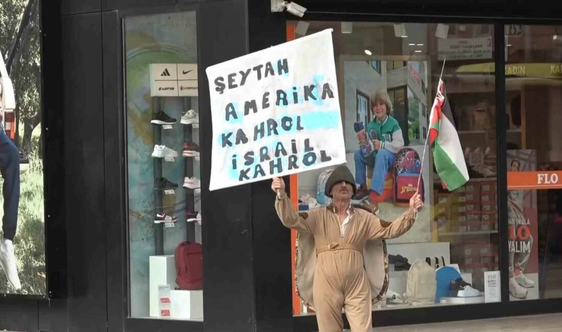 Hayvan kostümleri giyerek İsrail’i protesto etti BURSA'DA BİRBİRİNDEN FARKLI HAYVAN KOSTÜMLERİ GİYEN TİYATRO SANATÇISI, ELİNE PANKART