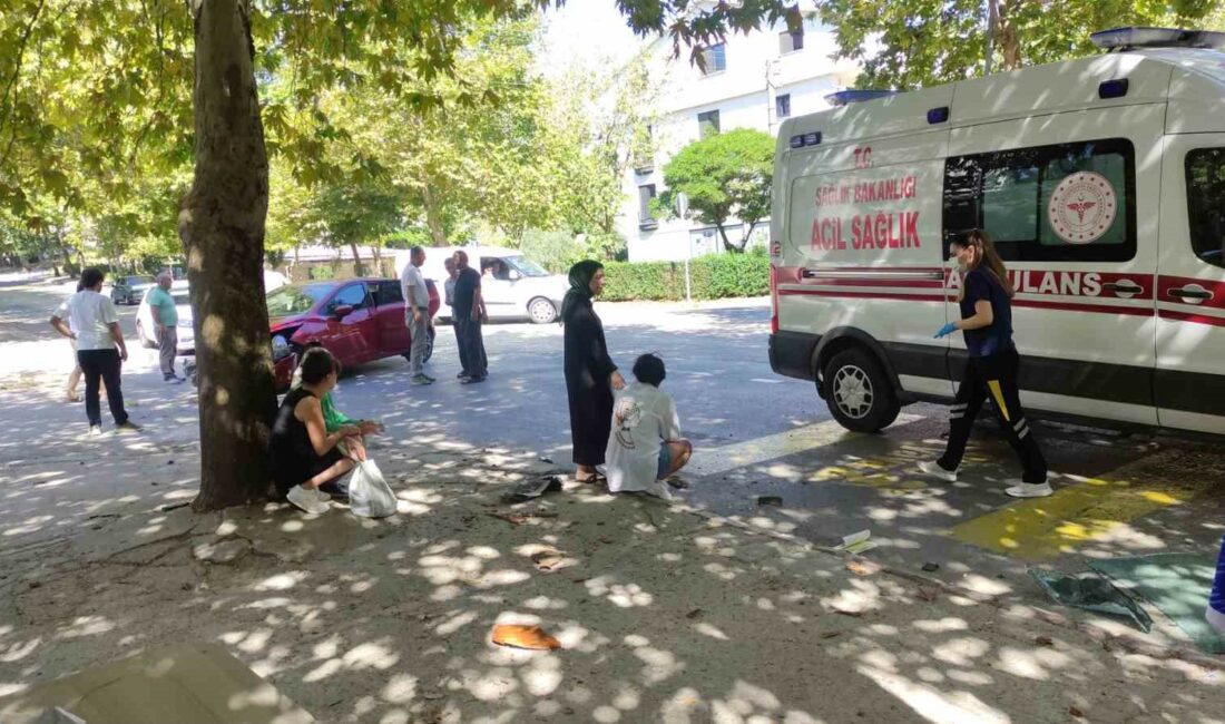 İki otomobilin hurdaya döndüğü kazada 1 kişi hafif yaralandı ORHANGAZİ ŞEHİR MERKEZİNDE MEYDANA GELEN TRAFİK KAZASINDA KAVŞAKTAN YOLA ÇIKMAYA