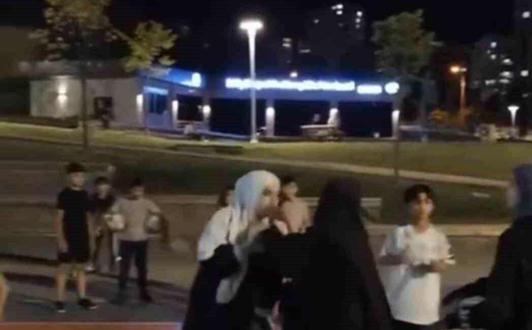 Bursa’da kadınların tekme tokat kavgası kamerada KADINLARIN TEKME TOKAT KAVGASI KAMERADA