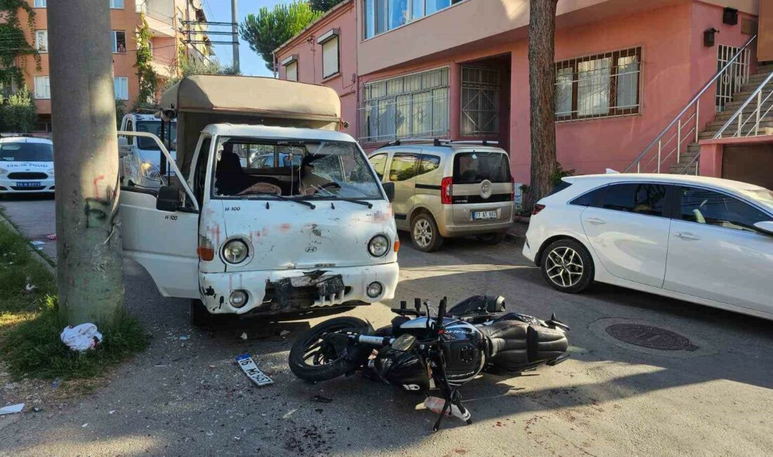 Bursa’da bir motosikletli, çarptığı kamyonu camından içeri girdi BURSA'NIN ORHANGAZİ İLÇESİNDE KAFA KAFAYA ÇARPIŞTIĞI KAMYONETİN CAMINDAN İÇERİ GİREN