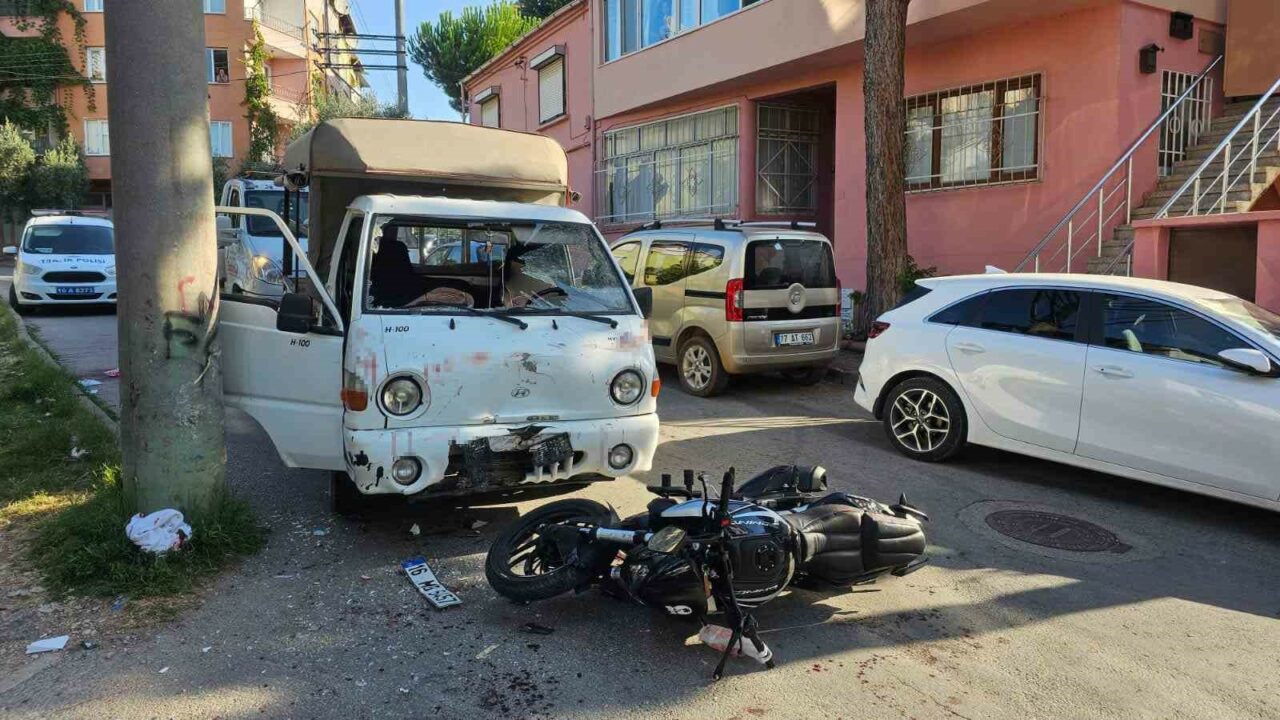 BURSA'NIN ORHANGAZİ İLÇESİNDE KAFA KAFAYA ÇARPIŞTIĞI KAMYONETİN CAMINDAN İÇERİ GİREN