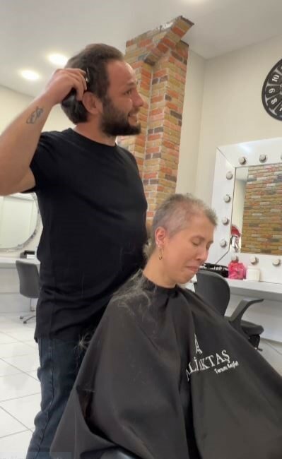 Kanser olan müşterisine destek olmak isteyen kuaför kendi saçını da kazıdı ALİ AKTAŞ AÇIKLAMALARDA BULUNDU