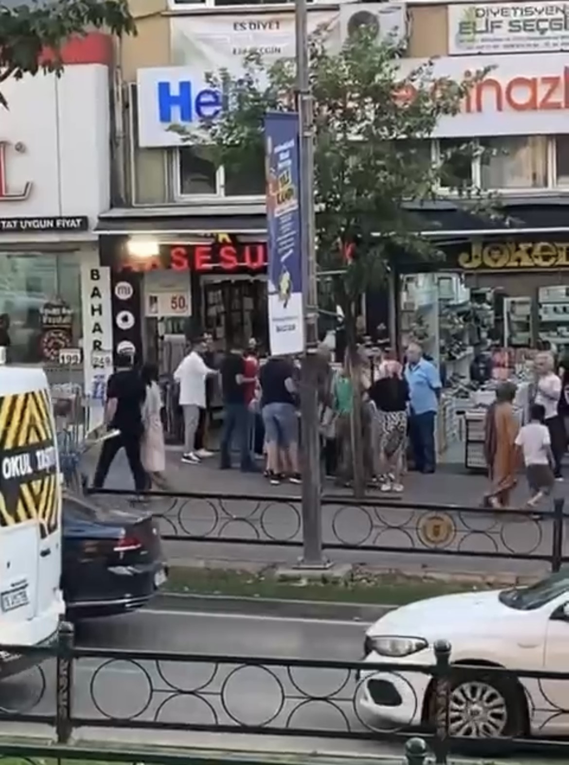 KAVGAYA TUTUŞAN KADINLAR CADDEYİ BİRBİRİNE KATTI