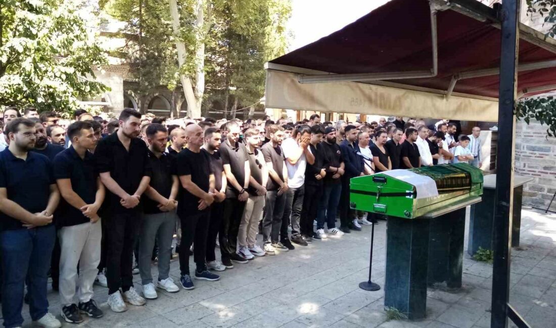 Kuyumcular Dernek Başkanı gözyaşlarıyla toprağa verildi TRAFİK KAZASINDA HAYATINI KAYBEDEN İNEGÖL KUYUMCULAR DERNEĞİ BAŞKANI ŞEREF AY,