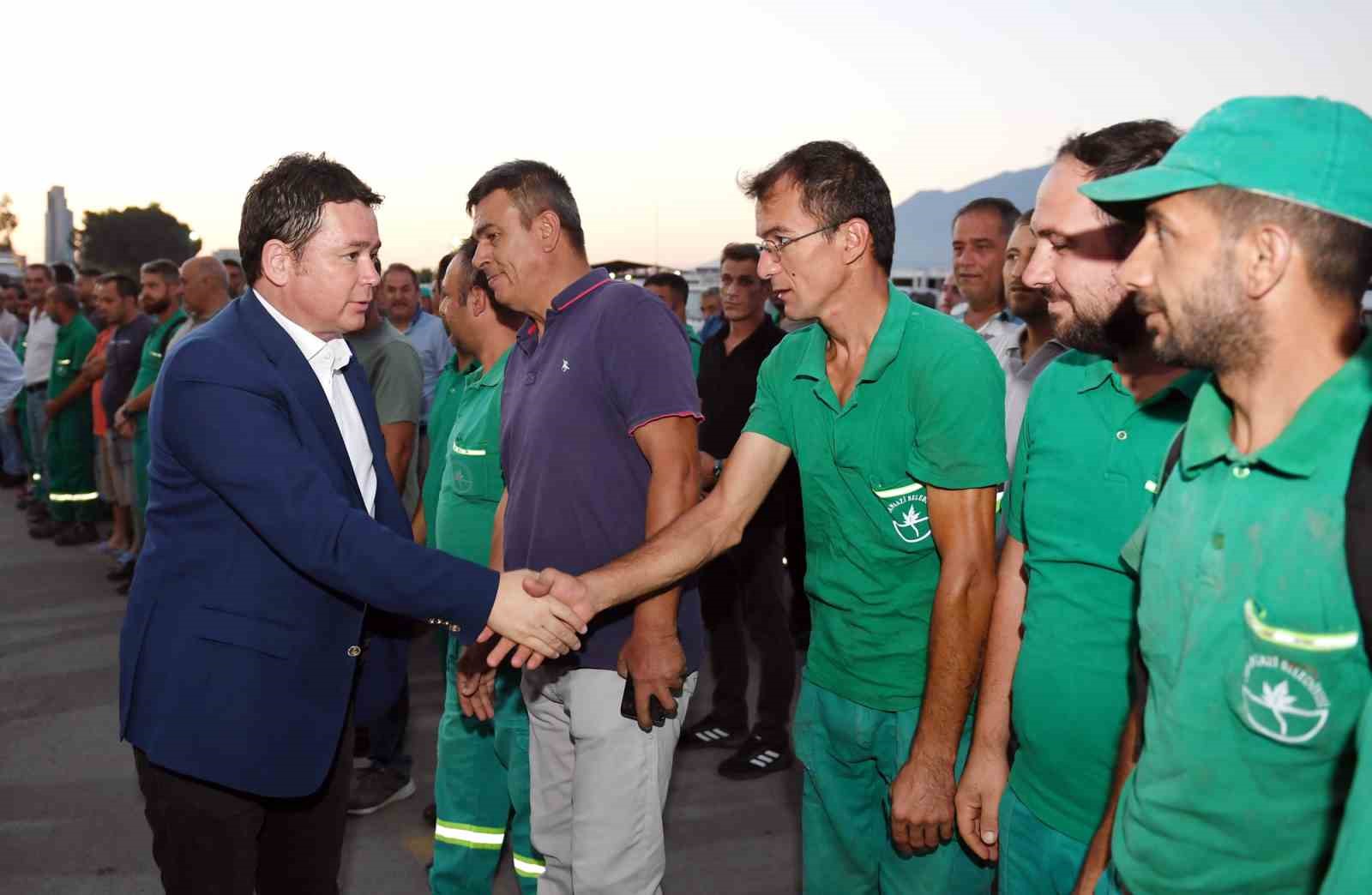 OSMANGAZİ BELEDİYE BAŞKANI ERKAN AYDIN, GÜNE TEMİZLİK İŞÇİLERİYLE KAHVALTI YAPARAK