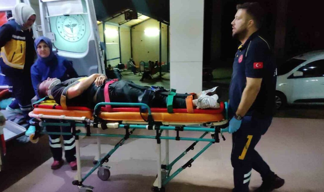 Motosiklet dönüş yapan otomobile çarptı: 2 yaralı MOTOSİKLET DÖNÜŞ YAPAN OTOMOBİLE ÇARPTI 2 YARALI