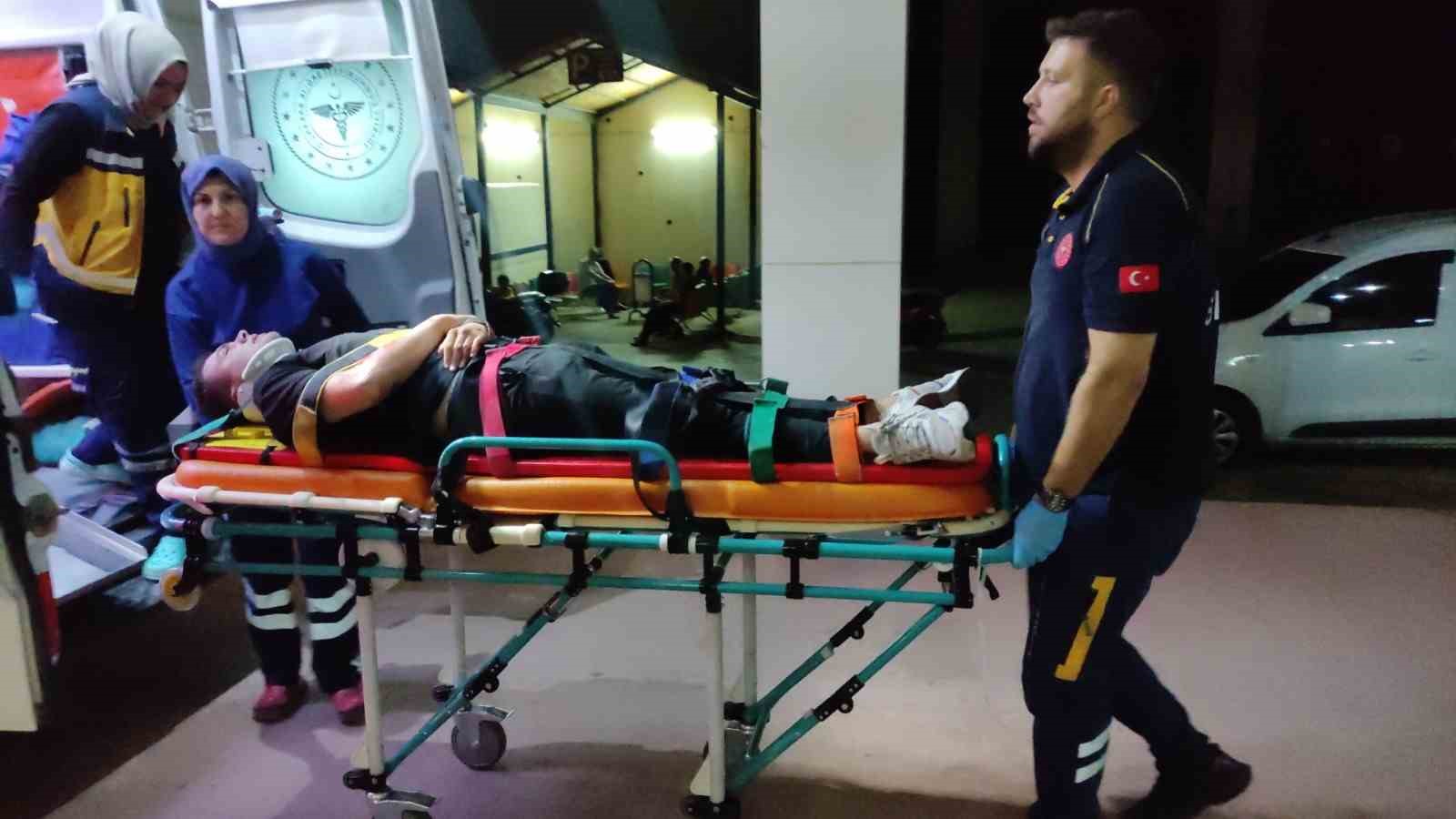 MOTOSİKLET DÖNÜŞ YAPAN OTOMOBİLE ÇARPTI 2 YARALI