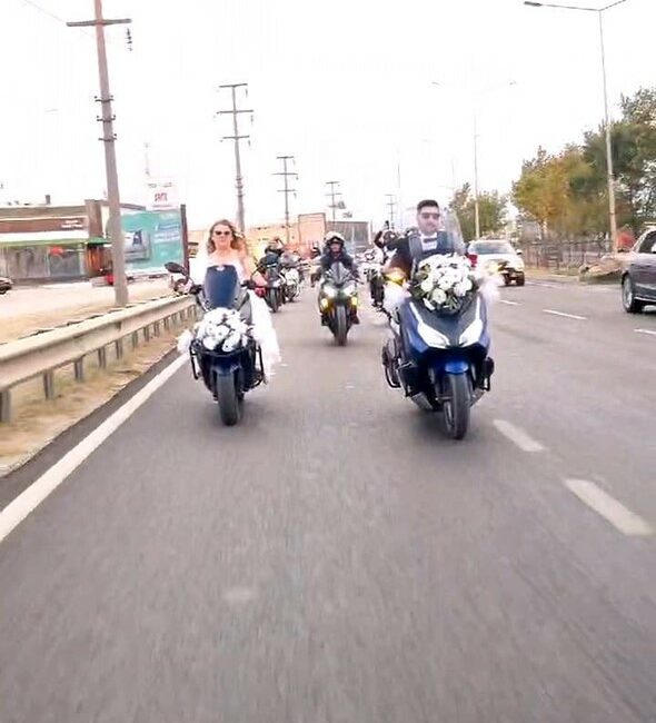 Motosiklet tutkunu çiftin konvoyu BURSA'NIN İNEGÖL İLÇESİNDE MOTOSİKLET TUTKUNU ÇİFT, GELİN ARAÇLARI MOTOSİKLETLERİYLE ŞEHİR