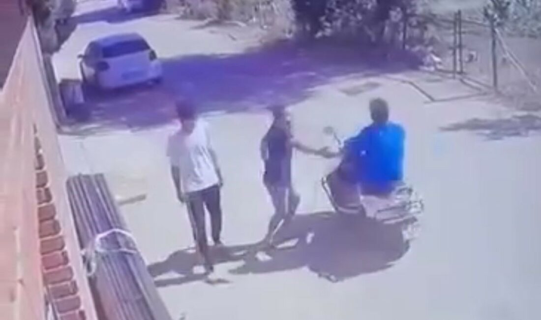 Motosiklet üzerindeki arkadaşına yaptığı şaka, ölümle burun buruna getirdi MOTOSİKLET ÜSTÜNDEKİ ARKADAŞINA YAPTIĞI ŞAKA, ÖLÜMLE BURUN BURUNA GETİRDİ