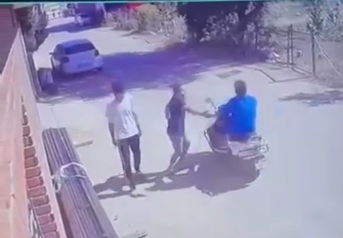 MOTOSİKLET ÜSTÜNDEKİ ARKADAŞINA YAPTIĞI ŞAKA, ÖLÜMLE BURUN BURUNA GETİRDİ