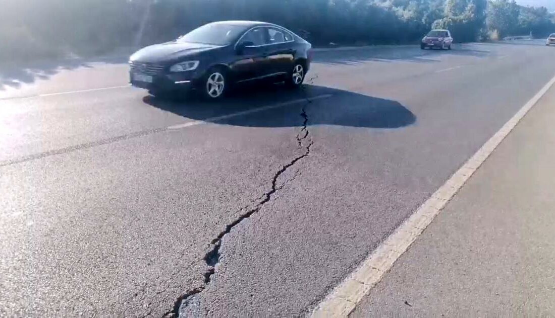 Mudanya yolundaki büyük çatlaklar korkutuyor YILLARCA ÖNCE ANAYOLUN YAPILMASI SIRASINDA MEYDANA GELEN KAYMALAR SEBEBİYLE YOLUN