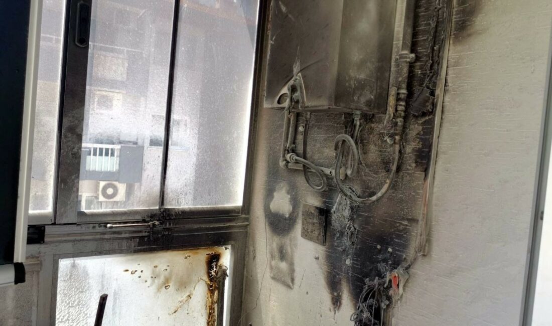 Mudanya’da apartman dairesinde çıkan yangın paniğe sebep oldu MUDANYA’DA APARTMANIN 3. KATINDA YANGIN ÇIKTI. YANGIN İTFAİYE EKİPLERİNCE SÖNDÜRÜLÜRKEN