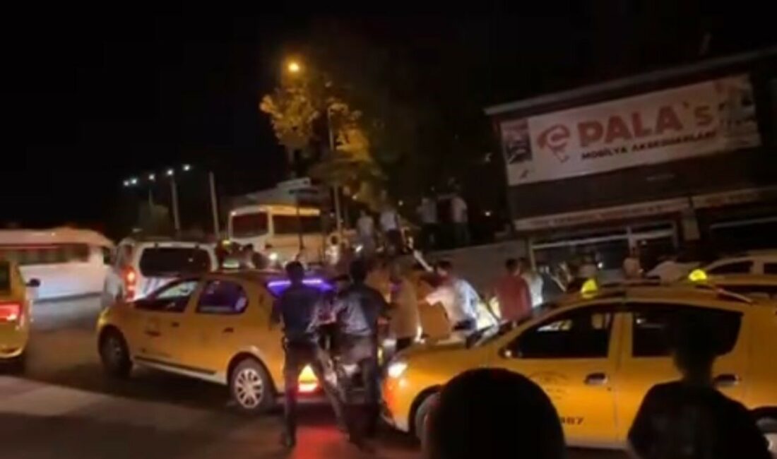 BURSA'DA MÜŞTERİ OLARAK BİNDİĞİ TAKSİDE, ŞOFÖRLE TARTIŞMA YAŞAYAN KİŞİ KAVGAYA