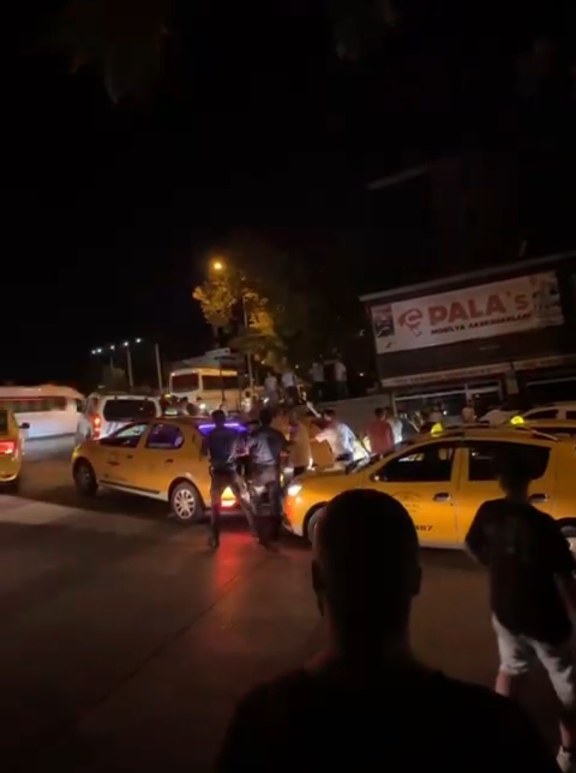 BURSA'DA MÜŞTERİ OLARAK BİNDİĞİ TAKSİDE, ŞOFÖRLE TARTIŞMA YAŞAYAN KİŞİ KAVGAYA