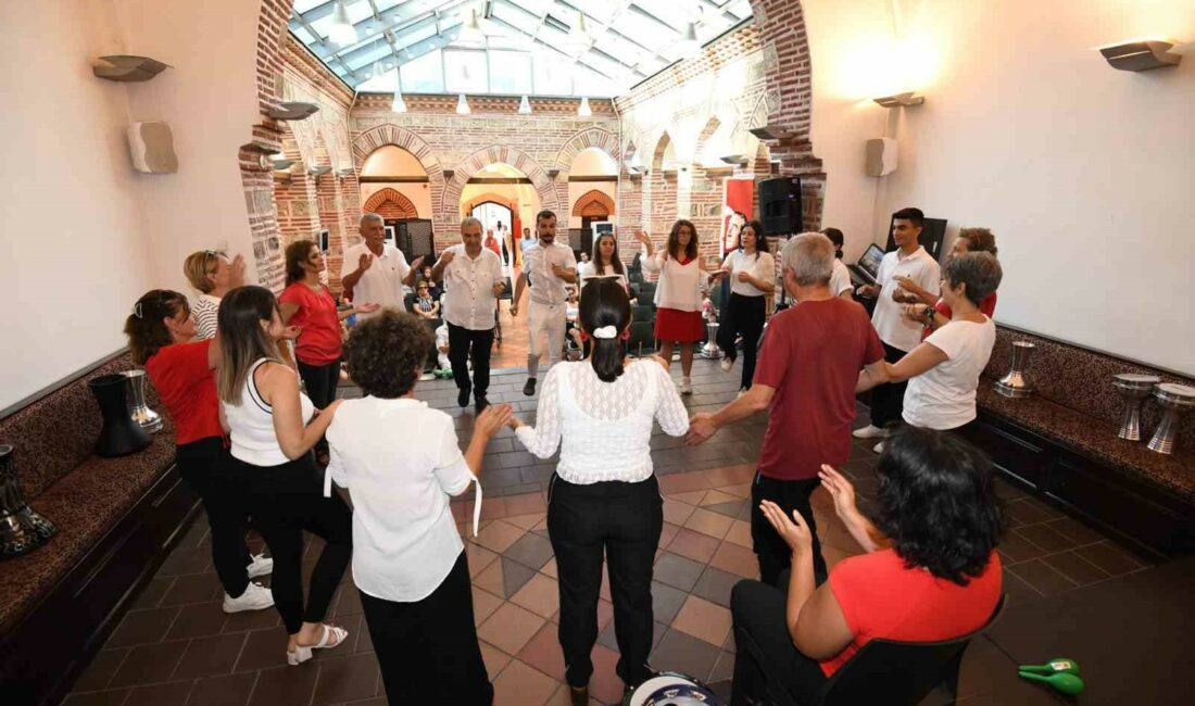 Müzikal yeteneklerini Osmangazi’de keşfettiler OSMANGAZİ BELEDİYESİ TARAFINDAN DÜZENLENEN RİTİM ATÖLYESİ’Nİ BAŞARIYLA TAMAMLAYAN KURSİYERLER, SERTİFİKALARINI