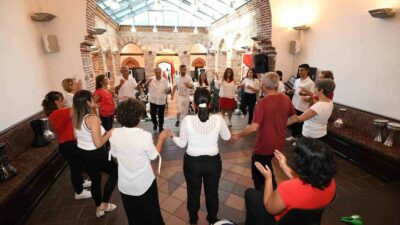 OSMANGAZİ BELEDİYESİ TARAFINDAN DÜZENLENEN RİTİM ATÖLYESİ’Nİ BAŞARIYLA TAMAMLAYAN KURSİYERLER, SERTİFİKALARINI