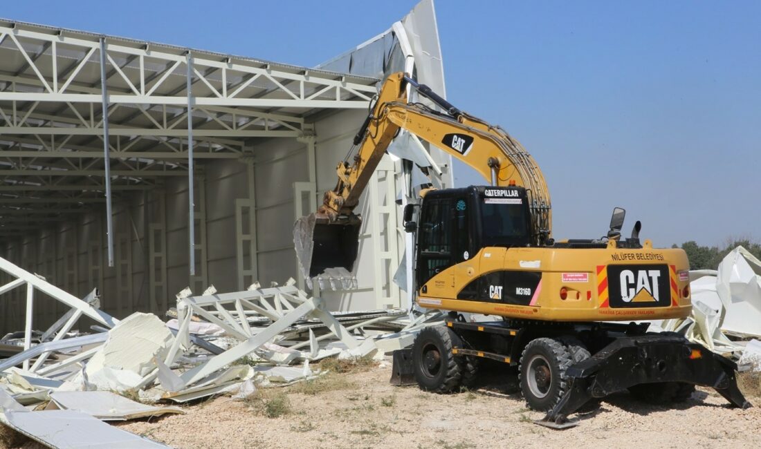 Nilüfer’de iki kaçak yapı daha yerle bir edildi NİLÜFER BELEDİYESİ, İMARA AYKIRI YAPILARLA MÜCADELESİNİ KARARLILIKLA SÜRDÜRÜYOR. BELEDİYEYE BAĞLI