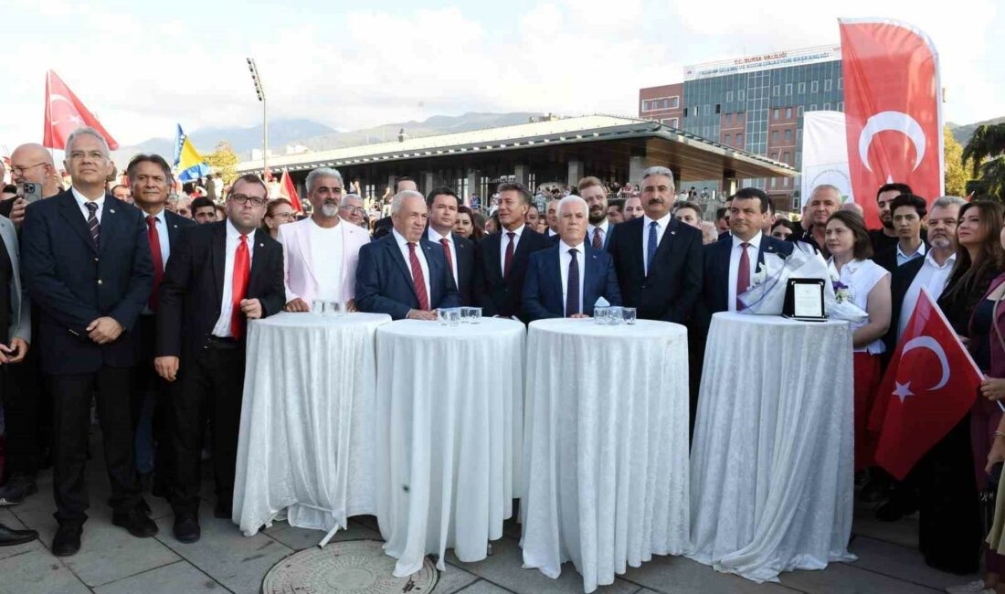 Osmangazi Belediyesi Zafer Bayramı’nı Atatürk Anıtı ile taçlandırdı OSMANGAZİ BELEDİYESİ ZAFER BAYRAMI’NI ATATÜRK ANITI İLE TAÇLANDIRDI