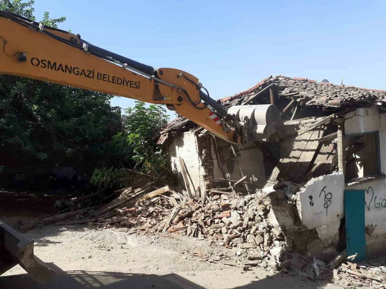 OSMANGAZİ BELEDİYESİ, HAMİTLER MAHALLESİ’NDE MADDE BAĞIMLILARI TARAFINDAN KULLANILDIĞI İDDİA EDİLEN