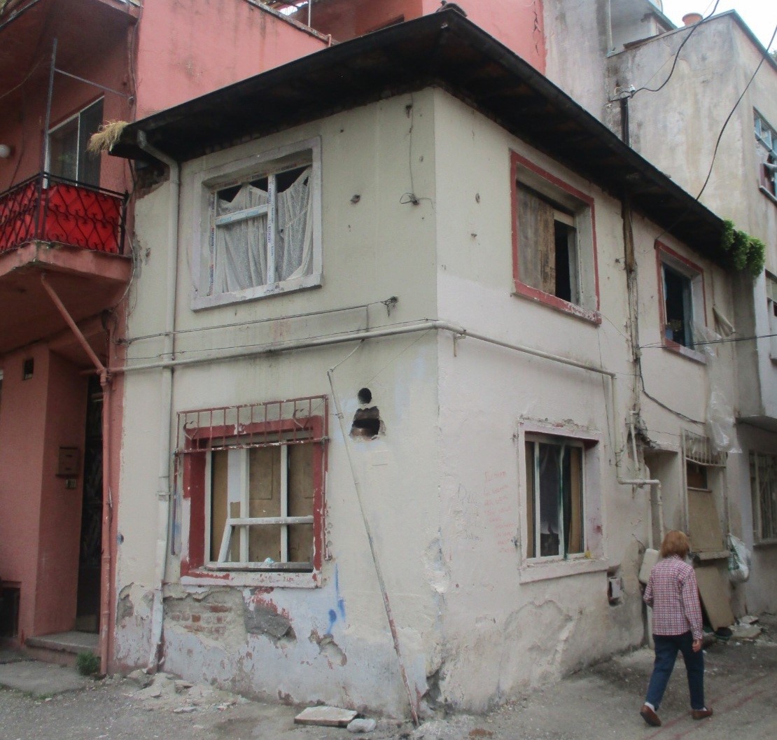 OSMANGAZİ BELEDİYESİ, İNTİZAM MAHALLESİ’NDE VATANDAŞLARIN CAN GÜVENLİĞİNİ TEHDİT ETMESİNİN YANI