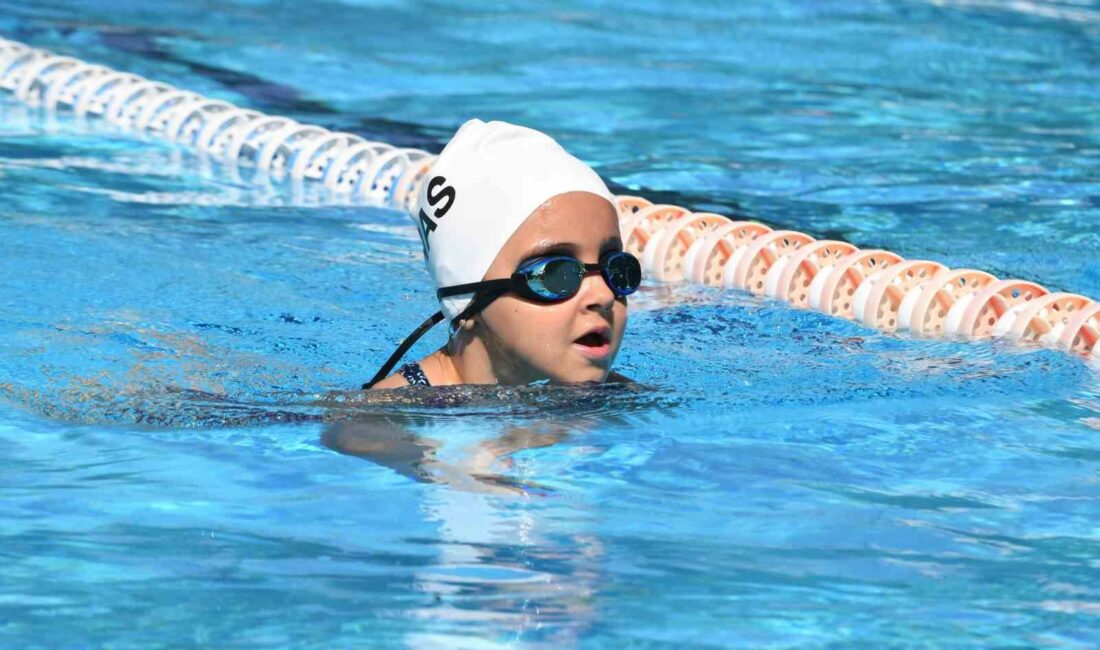 OSMANGAZİ BELEDİYESİ’NİN DÜZENLEDİĞİ YAZ SPOR OKULLARINDA YÜZME KURSUNA KATILAN ÖĞRENCİLER