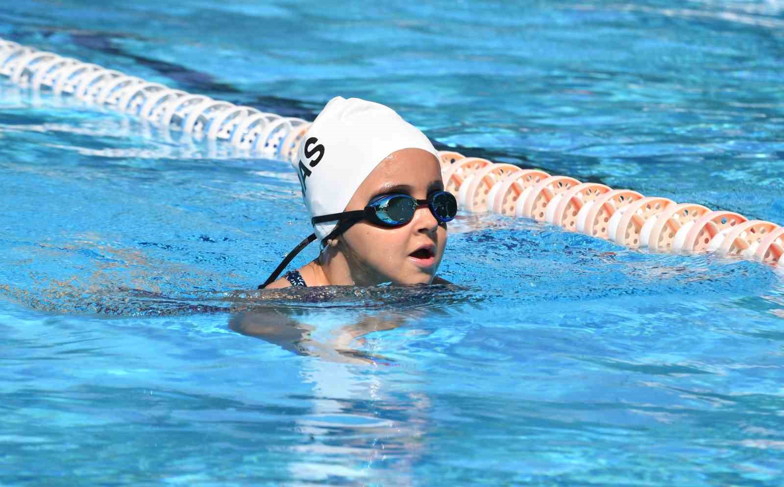 OSMANGAZİ BELEDİYESİ’NİN DÜZENLEDİĞİ YAZ SPOR OKULLARINDA YÜZME KURSUNA KATILAN ÖĞRENCİLER