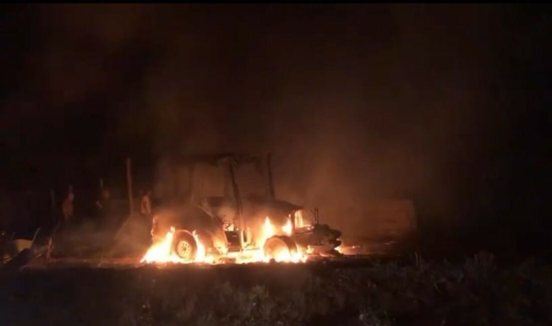 Otluk alanda çıkan yangın traktöre sıçradı BURSA'NIN İNEGÖL İLÇESİNDE OTLUK ALANDA ÇIKAN YANGIN TRAKTÖRE SIÇRADI.