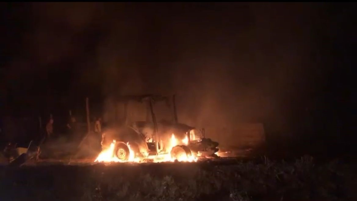 BURSA'NIN İNEGÖL İLÇESİNDE OTLUK ALANDA ÇIKAN YANGIN TRAKTÖRE SIÇRADI.