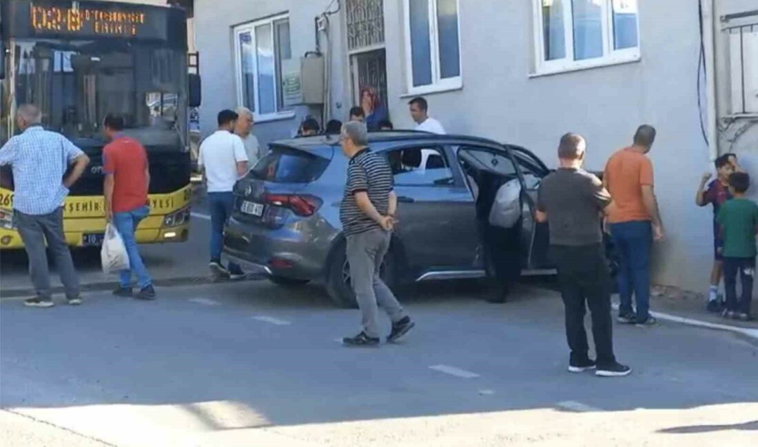 Otobüse çarpmamak için eve daldı BURSA'DA BELEDİYE OTOBÜSÜNE ÇARPMAMAK İÇİN EVE DALAN OTOMOBİL SÜRÜCÜSÜ HAFİF