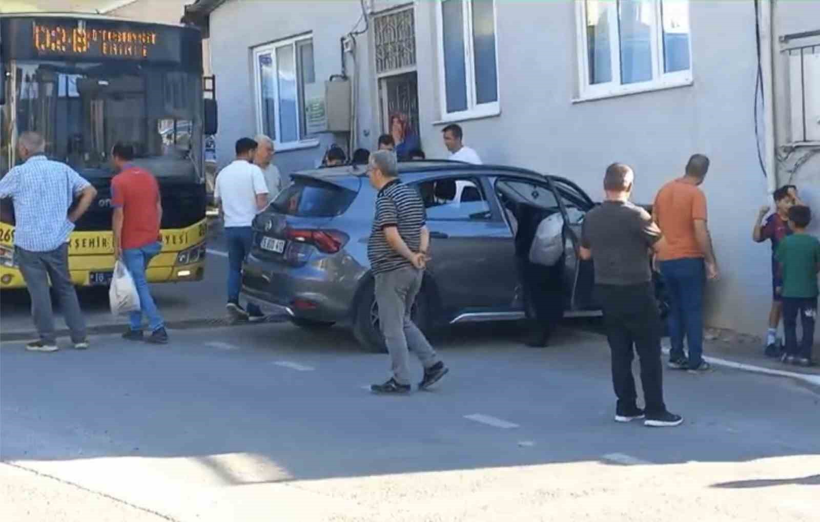 BURSA'DA BELEDİYE OTOBÜSÜNE ÇARPMAMAK İÇİN EVE DALAN OTOMOBİL SÜRÜCÜSÜ HAFİF