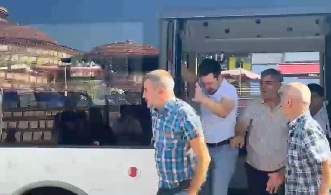 BURSA'DA İKİ YOLCU ARASINDA ÇIKAN KAVGAYI DİĞER YOLCULAR AYIRDI.