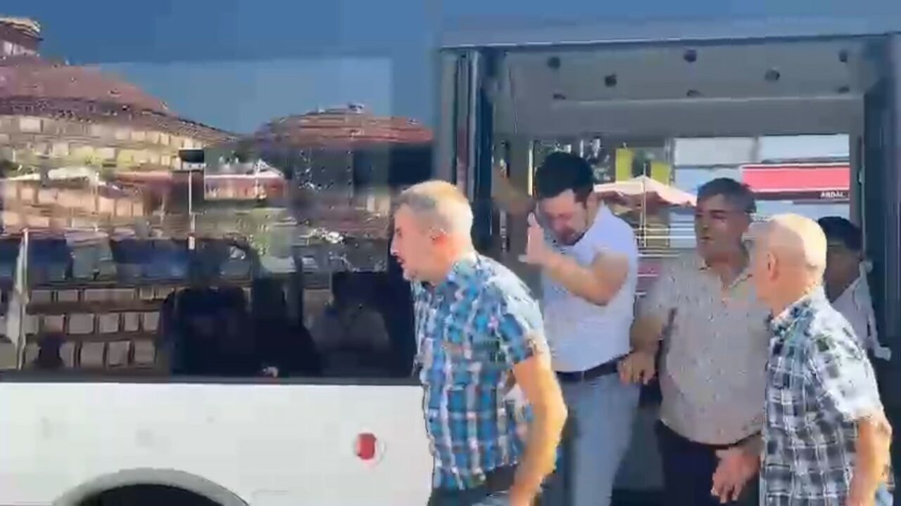 BURSA'DA İKİ YOLCU ARASINDA ÇIKAN KAVGAYI DİĞER YOLCULAR AYIRDI.