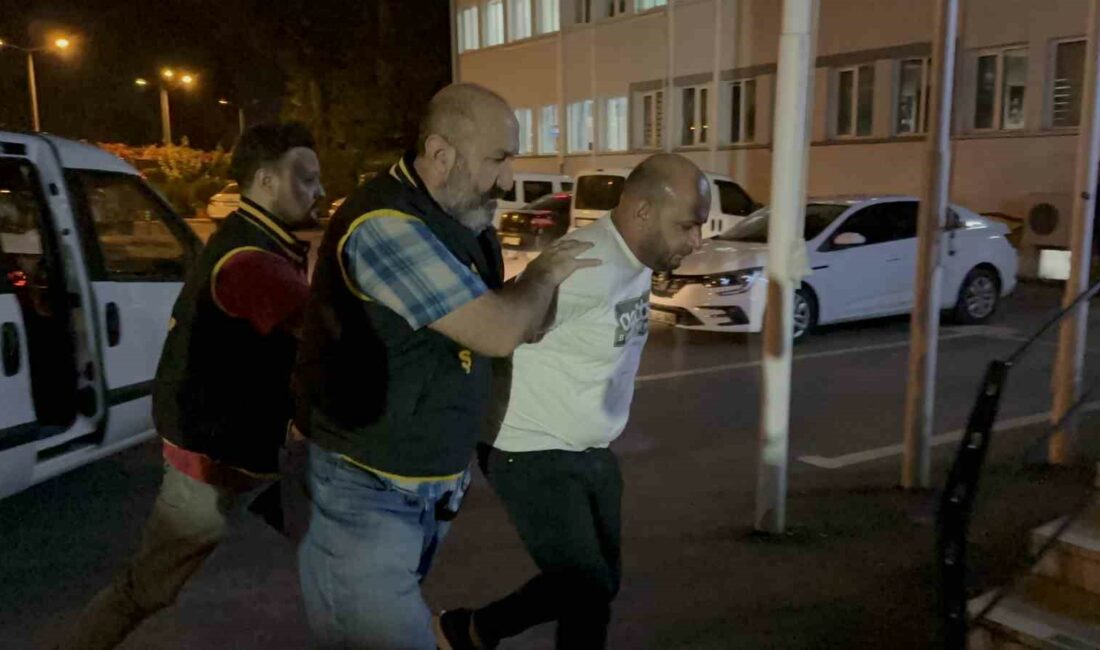 Otomatik tabanca ile havaya defalarca ateş açan şahıs yakalandı BURSA'DA ARACININ SUNROOF CAMINDAN YARI OTOMATİK TABANCA İLE HAVAYA DEFALARCA