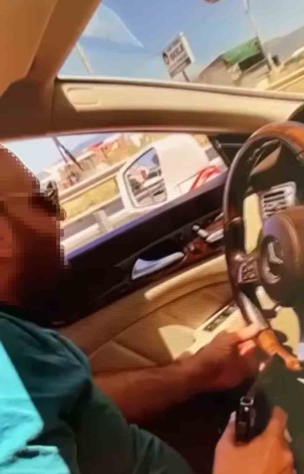 OTOMATİK TABANCA İLE HAVAYA DEFALARCA BÖYLE ATEŞ AÇTI