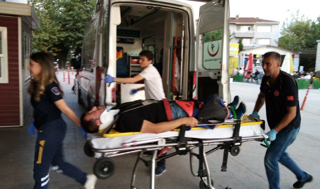 OTOMOBİLLE MOTOSİKLET ÇARPIŞTI : 2 AĞIR 4 YARALI