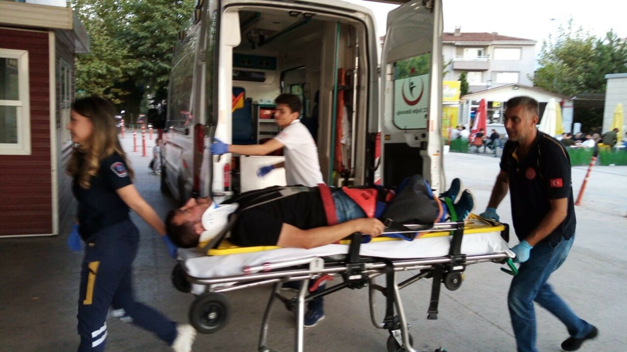 OTOMOBİLLE MOTOSİKLET ÇARPIŞTI : 2 AĞIR 4 YARALI