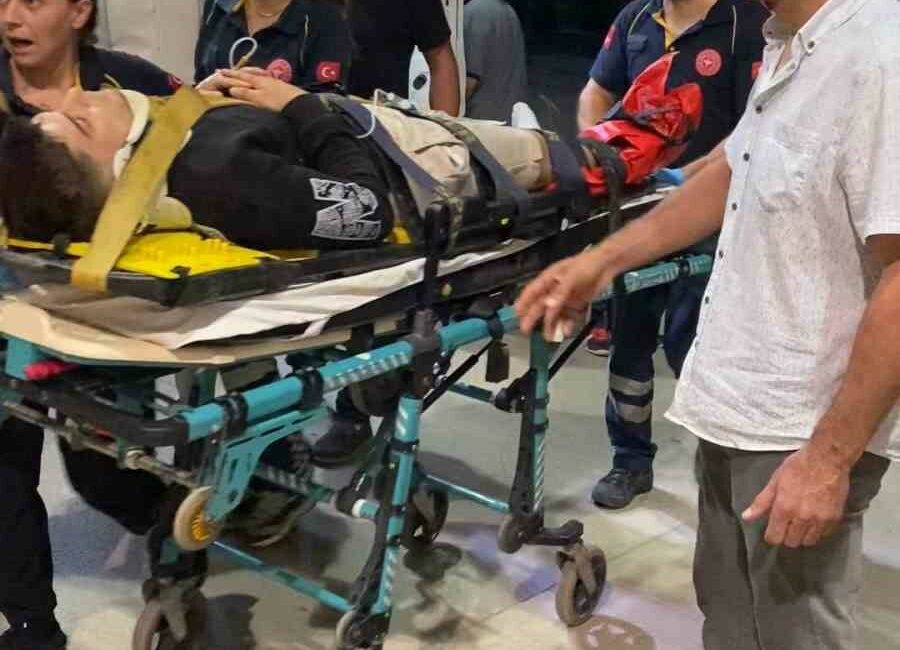 Otomobil ile motosiklet kafa kafaya çarpıştı: 2 ağır yaralı OTOMOBİL MOTOSİKLETLE ÇARPIŞTI : 2 AĞIR YARALI