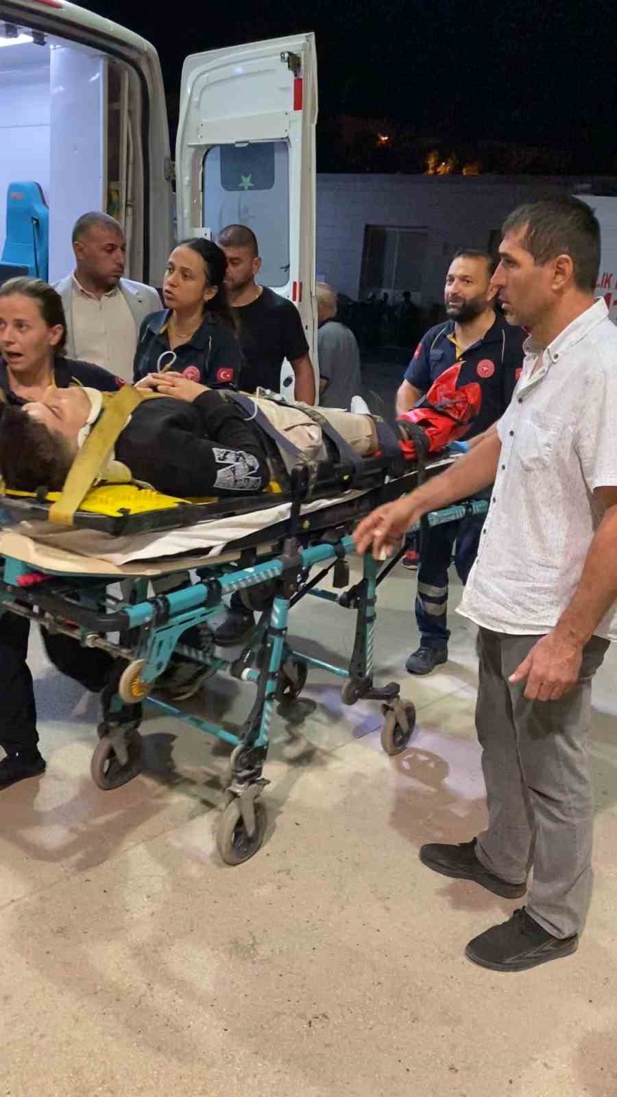 OTOMOBİL MOTOSİKLETLE ÇARPIŞTI : 2 AĞIR YARALI