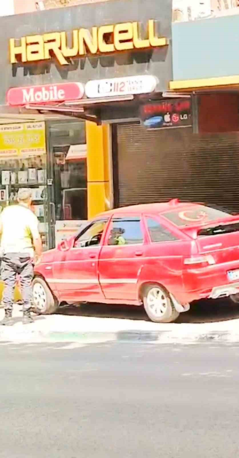 BURSA'DA SÜRÜCÜSÜNÜN KONTROLÜNDEN ÇIKAN OTOMOBİL, DÜKKANA DALDI. KAZA SIRASINDA KALDIRIM