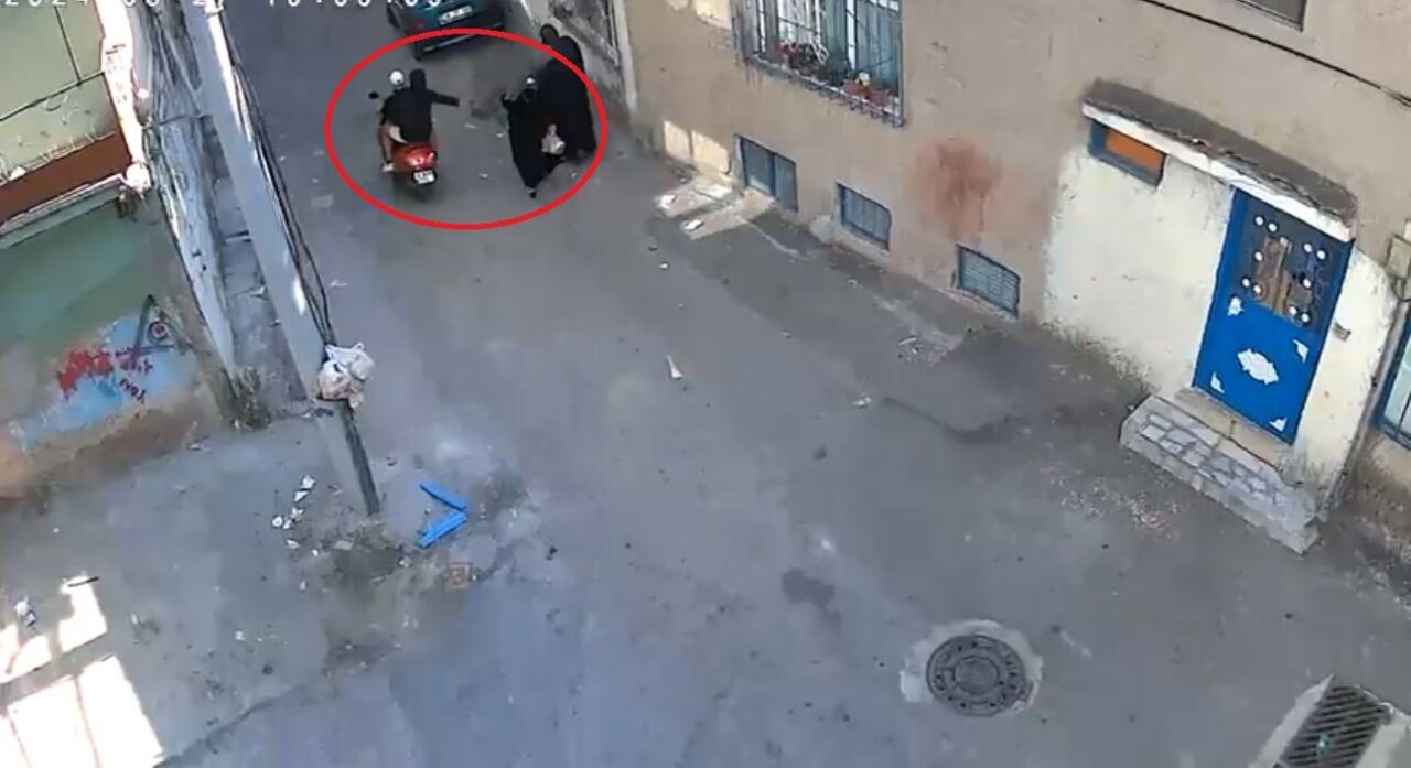 BURSA'DA YOLDA YÜRÜYEN KADININ ÇANTASINI KAPKAÇ YÖNTEMİYLE ÇALAN MOTOSİKLETLİ İKİ