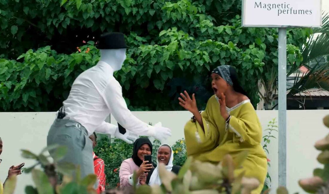 Bursalı cansız manken Afrikalıları korkuttu TÜRKİYE'DE CANSIZ MANKEN KILIĞI İLE ŞAKA YAPARAK VATANDAŞLARI GÜLÜMSETEN ABDULLAH