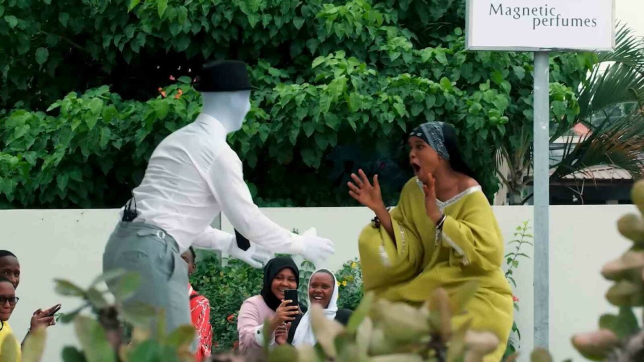 TÜRKİYE'DE CANSIZ MANKEN KILIĞI İLE ŞAKA YAPARAK VATANDAŞLARI GÜLÜMSETEN ABDULLAH