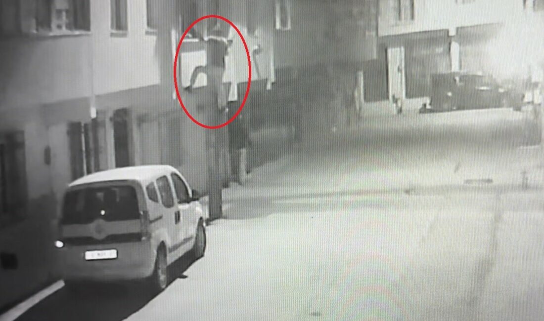 Ev sahibi kadın çetin ceviz çıktı.. Evine girdiği hırsızı kovaladı BURSA'DA "KERTENKELE" LAKAPLI OKTAY K. İSİMLİ HIRSIZ, 14 YIL KALDIĞI