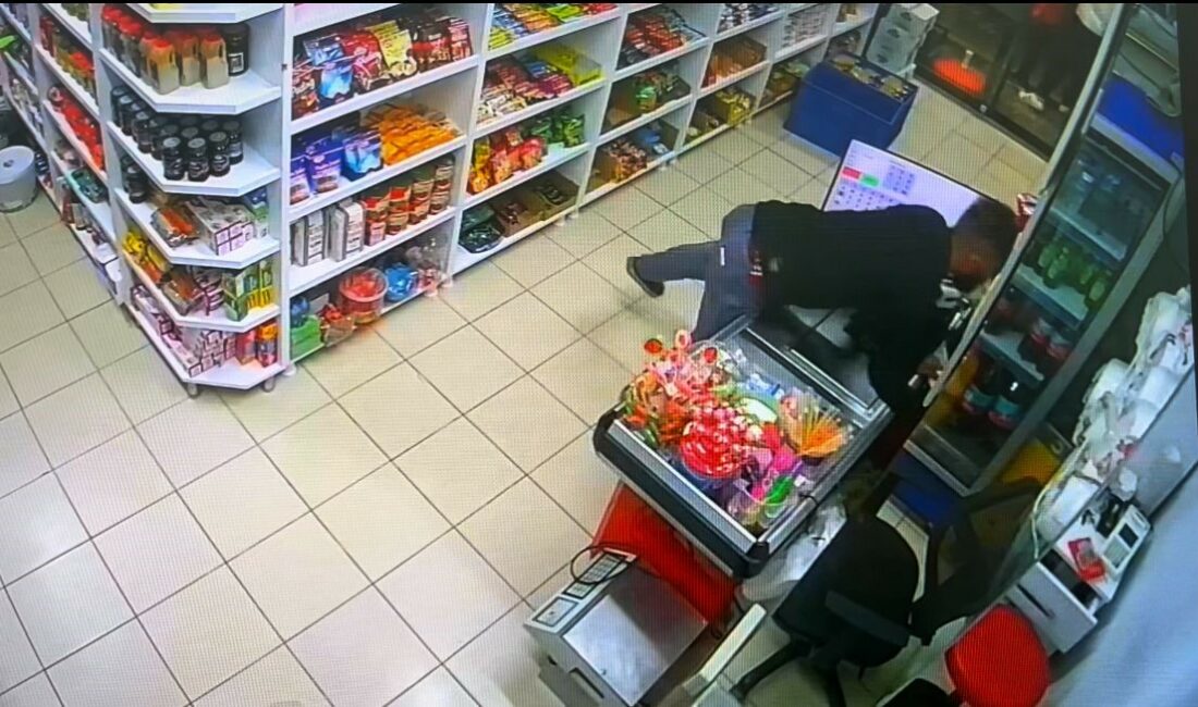 (Özel) Önce evi soydu, sonra marketi…Önce kamera sonra polise yakalandı BİR SAĞA BAKTI, BİR SOLA KASİYERİN OLMADIĞI FARK EDİNCE SANİYELER