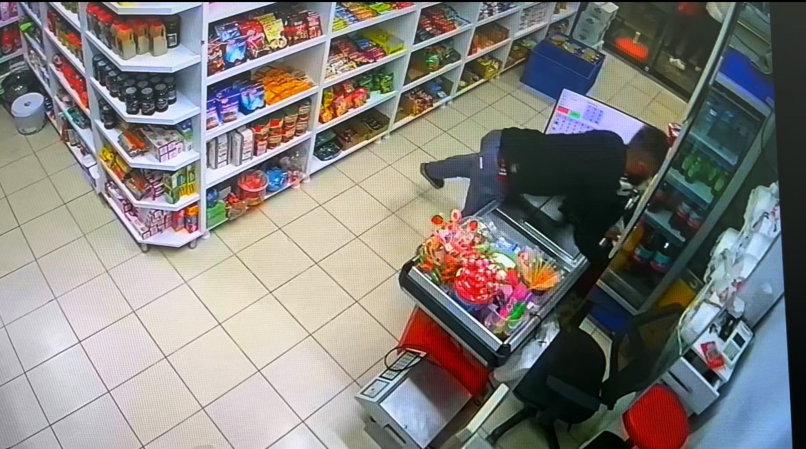 BİR SAĞA BAKTI, BİR SOLA KASİYERİN OLMADIĞI FARK EDİNCE SANİYELER