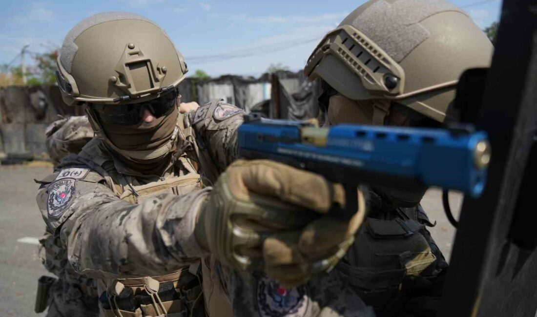 ÖZEL HAREKAT POLİSLERİNİN GERÇEKLEŞTİRDİĞİ TATBİKAT FİLM SAHNELERİNİ ARATMADI. SİS BOMBALARININ