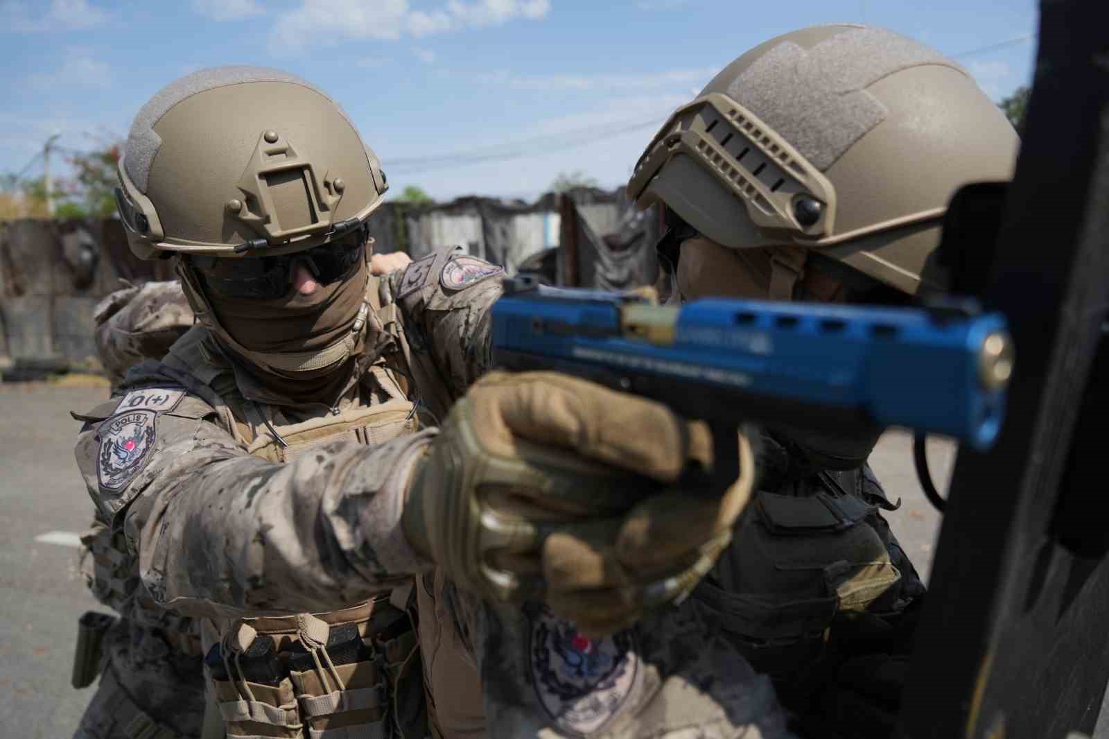 ÖZEL HAREKAT POLİSLERİNİN GERÇEKLEŞTİRDİĞİ TATBİKAT FİLM SAHNELERİNİ ARATMADI. SİS BOMBALARININ
