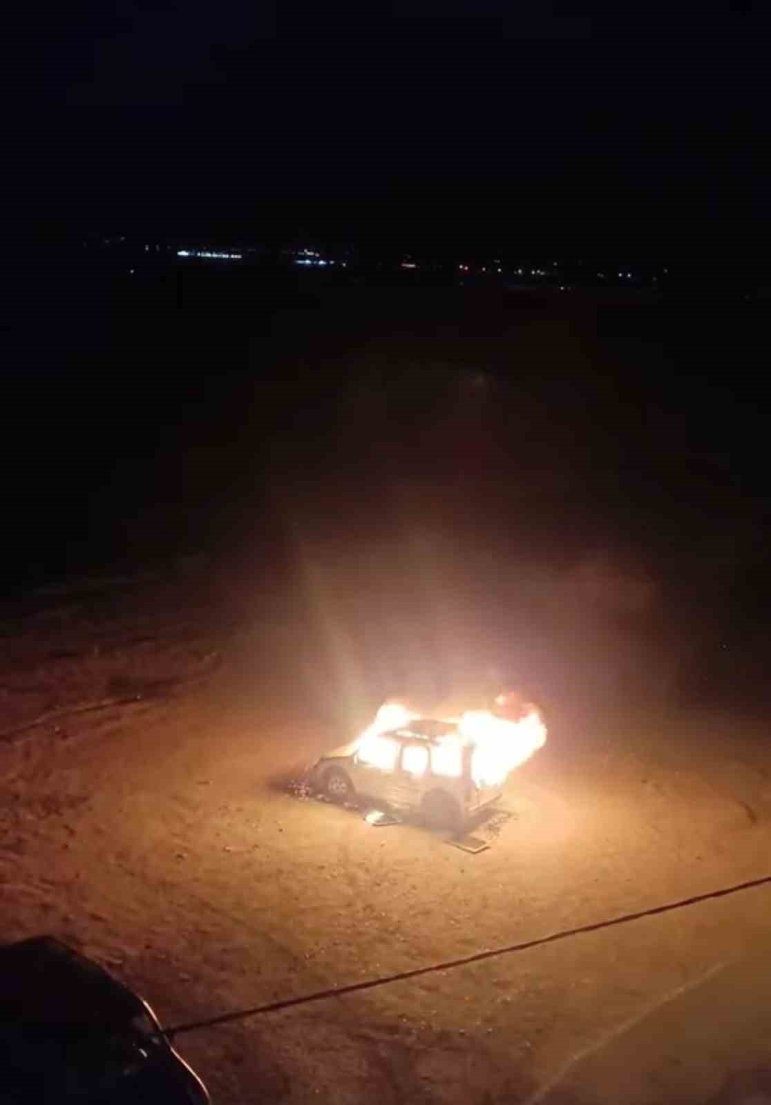 BURSA’NIN KARACABEY İLÇESİNDE PARK HALİNDEKİ BİR ARAÇ ALEV ALEV YANDI.