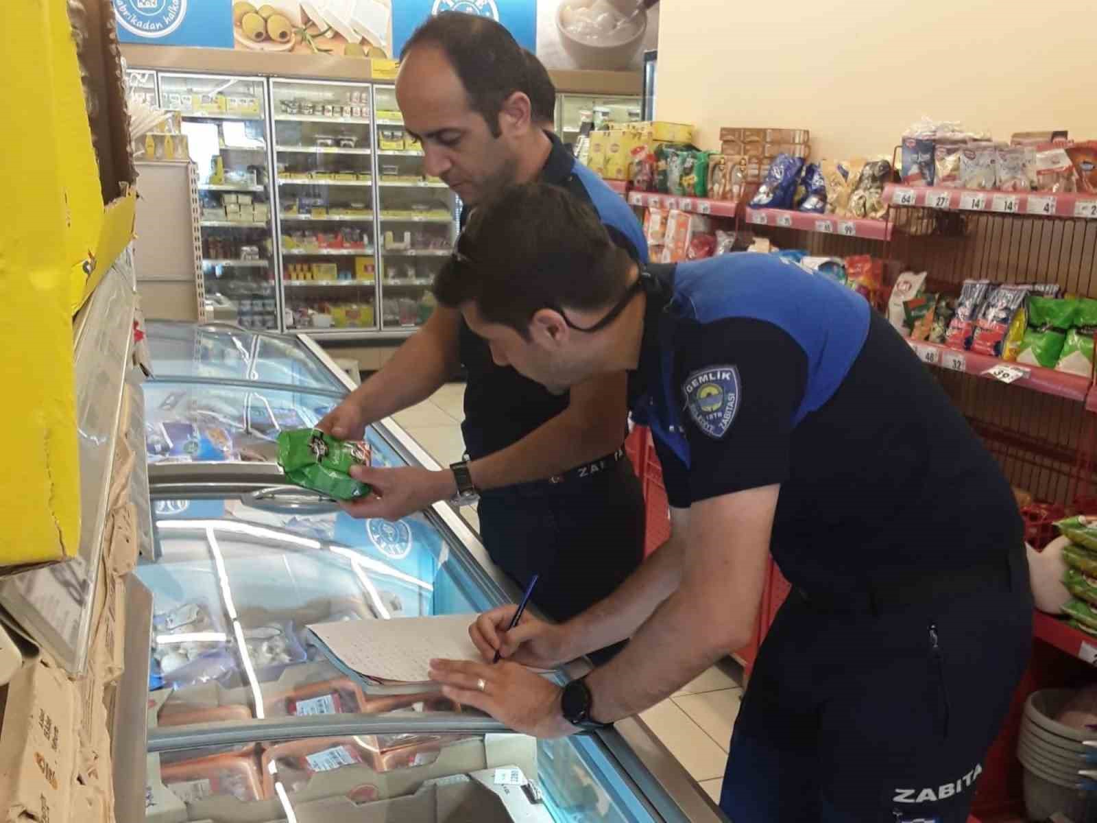 GEMLİK BELEDİYESİ ZABITA MÜDÜRLÜĞÜ EKİPLERİ, SON KULLANMA TARİHİ GEÇEN ÜRÜNLERİN